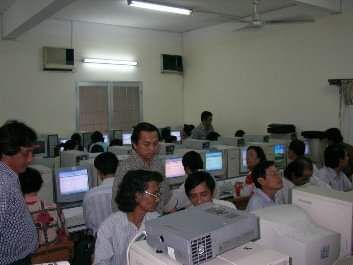 Phòng máy của trường THPT Hàn Thuyên ( ảnh chụp từ năm 2010)